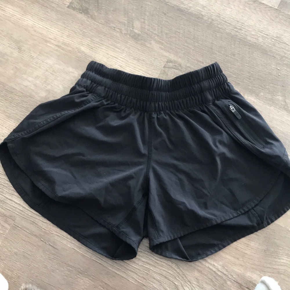 Lululemon Tracker Short V 4”, sz 6, black